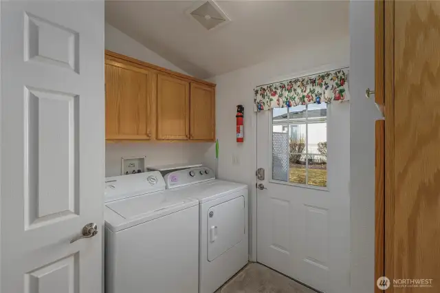 utility room, washer and dryer stay!
