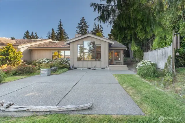 This well-maintained duplex-style condo sits in a lovely, private setting. Just the right size, there' room for gardening if you like, or barbecuing and relaxing in the front yard.