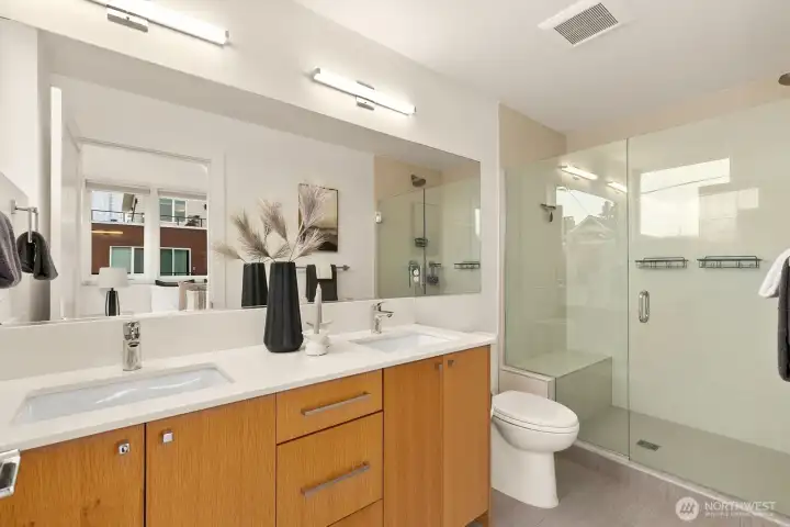 Primary en suite bath