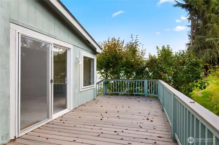 A second set of stairs that lends access to the side yard.   Nice privacy with the mature plantings.