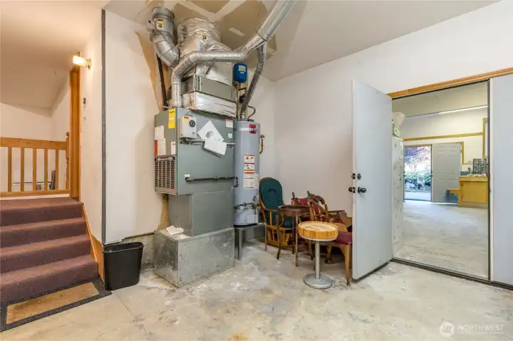 The forced air gas HVAC includes central air conditioning. The 3 car garage includes access to the large workshop with dual doors for loading and unloading items into or out of the workshop