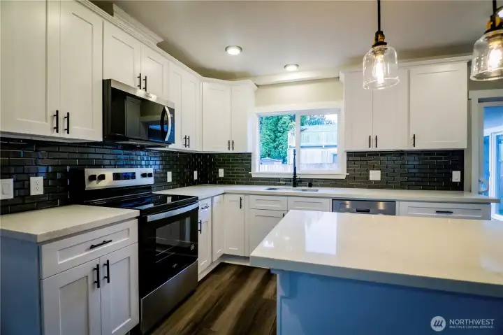 LOVE THE PENDANT LIGHTING