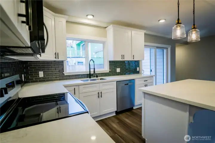 SWEET TILE BACKSPLASH...CAN AND PENDANT LIGHTING