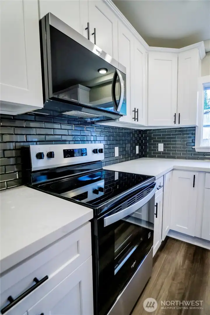 NICE GLASS TOP STOVE...IF YOU KNOW WHAT A MAGIC ERASER IS YOU CAN KEEP IT LOOKING LIKE THIS FOREVER1