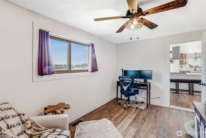 Flex Space, could be another bedroom! Faces Mt Rainier