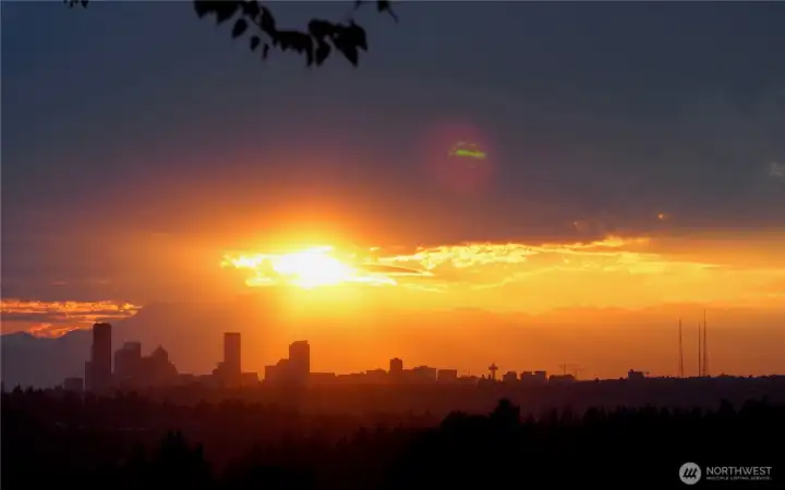 Breathtaking sunsets over Seattle on clear evenings