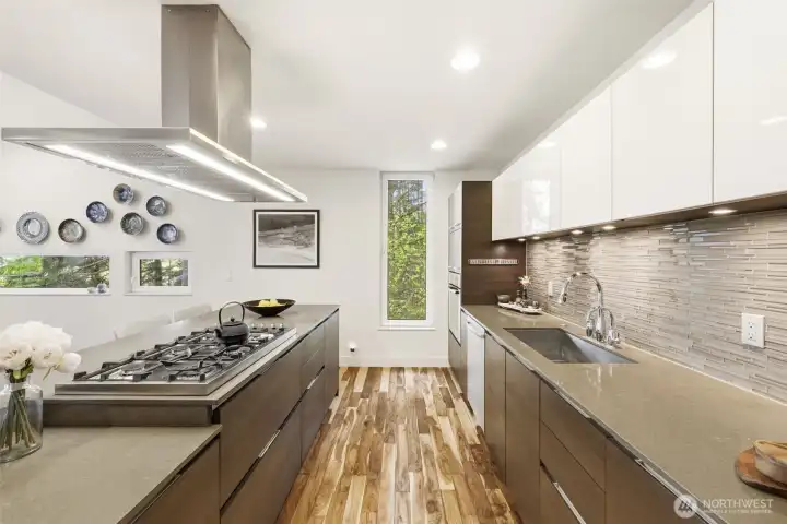 A clean-lined kitchen that feels both refined and effortless A clean-lined kitchen that feels both refined and effortless