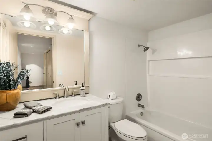 Fully updated bathroom (2023) Fully updated bathroom (2023)