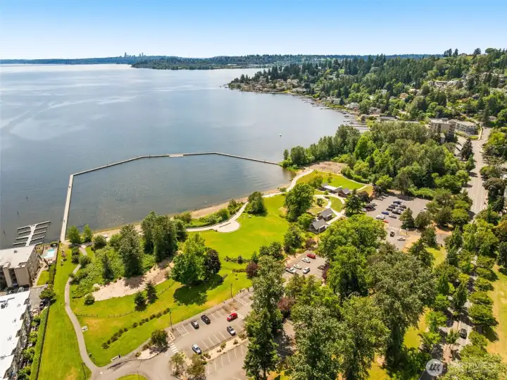 Aerial view of nearby Juanita Beach Park (0.4 mile away) Aerial view of nearby Juanita Beach Park (0.4 mile away)