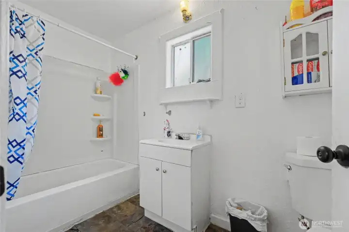 Bathroom of 816