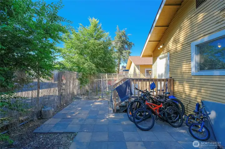 Back yard of 814