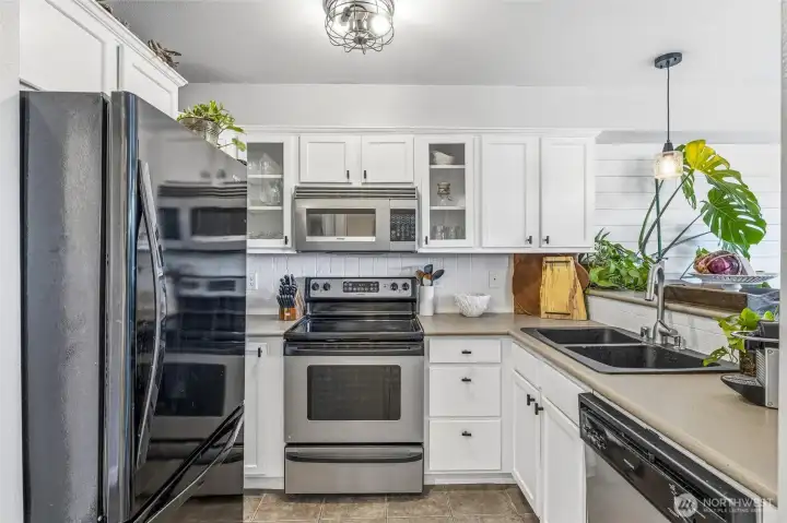 Kitchen w/ all Stainless Steel Appliances (included in sale)