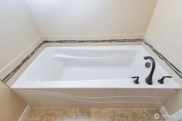 Primary Bedroom - soaker tub
