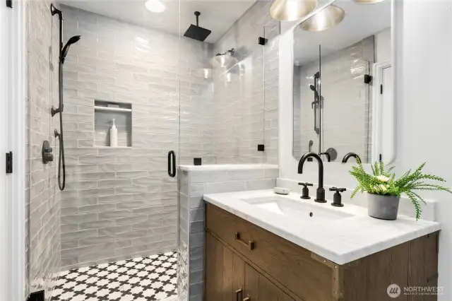 Sweet 3/4 bath connected to the Flex Room.