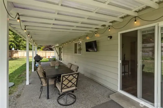 Enjoy football or other sports with the tv on the covered porch & a good bbq