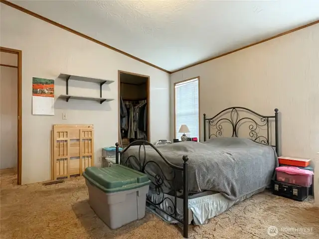 Primary suite has walk-in closet