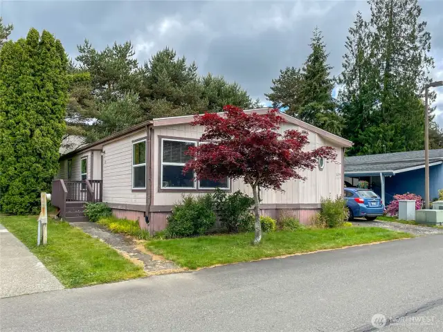 Great location close to Lea Hill Park, Green River College, shopping and freeway access.