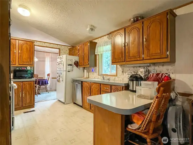 Kitchen includes built-in desk/breakfastcounter