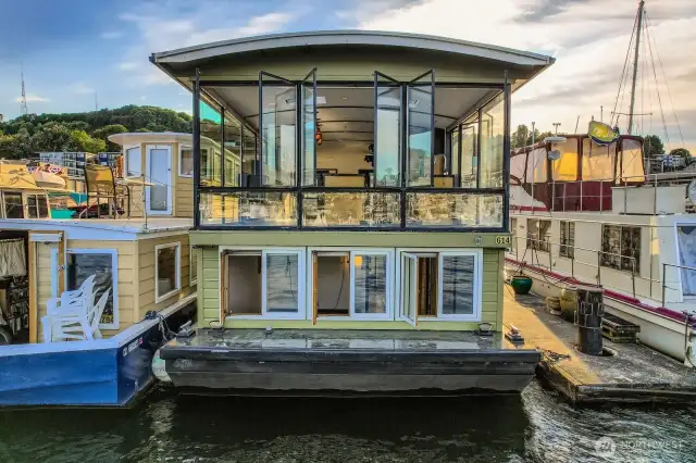 Walls of windows open to let the air pass through and listen to the sounds of life happening on the lake...