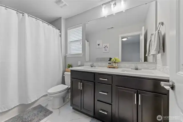 Upstairs full guest bath
