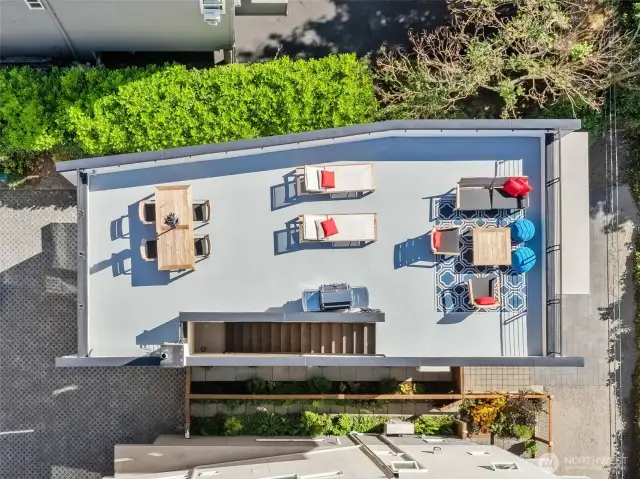 This is the PERFECT roof top deck for a summer party!