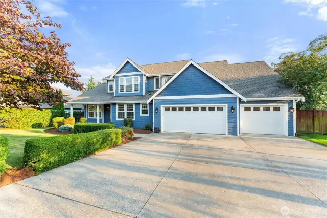 Large driveway leads to 3-car garage.