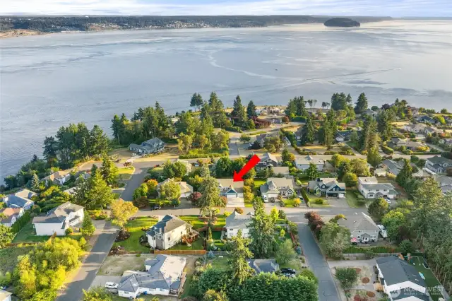 Serene island living close to views of Puget Sound!