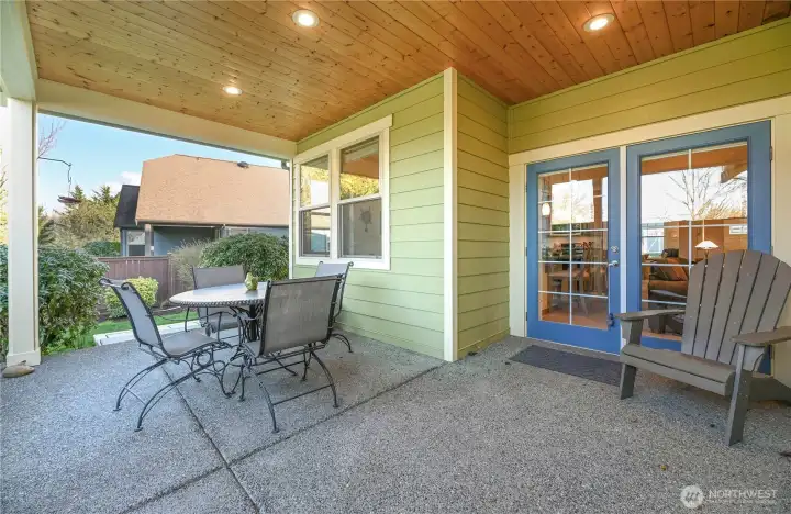 Covered back patio and gas hookup for barbeque.