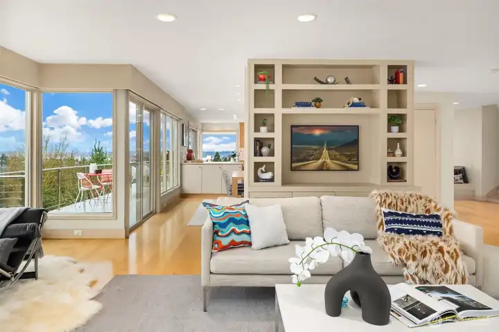 This home has a fantastic layout for entertaining!  The formal entry is to our right, with dining and kitchen straight ahead and then circling around.