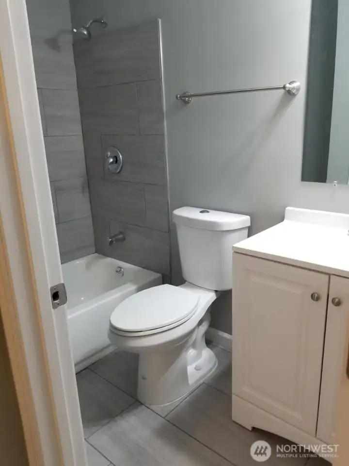Unit #4 Bathroom