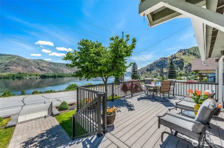Welcoming space to enjoy huge Columbia river views