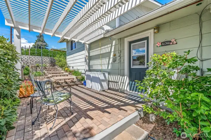Private sitting area on side of home