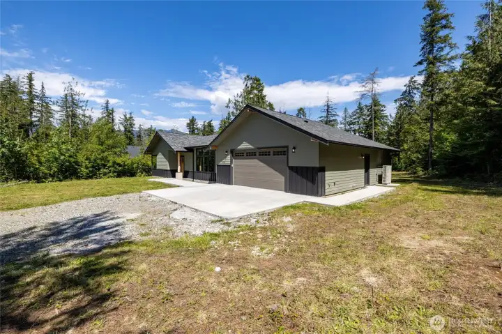 Long driveway approach with spacious lot and wooded surroundings. Long driveway approach with spacious lot and wooded surroundings.