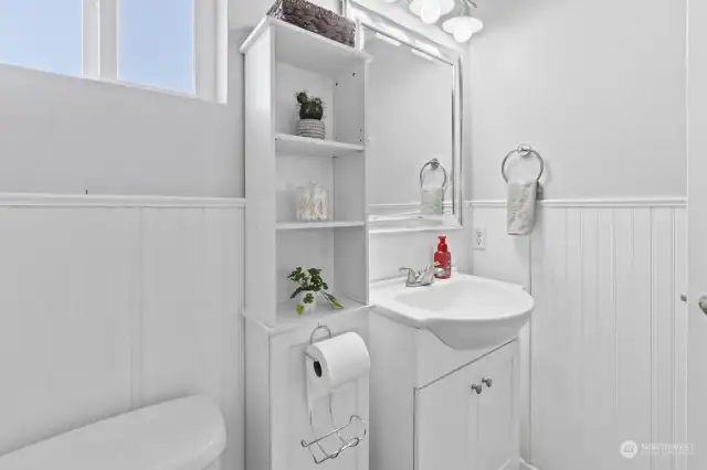 Full guest bathroom with shower/tub combo.