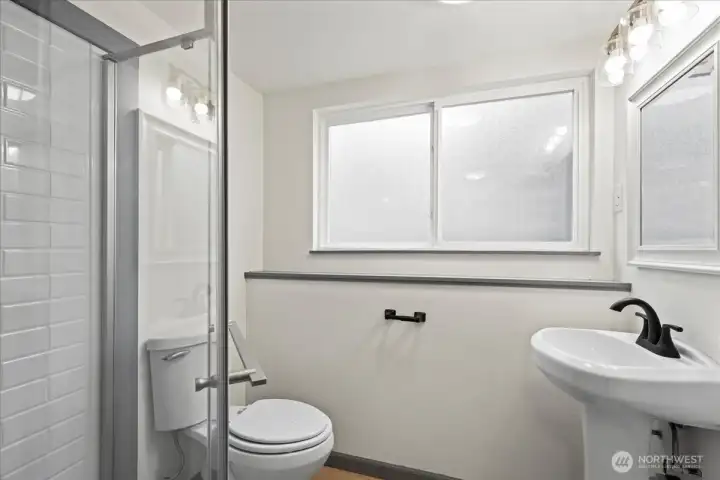 3/4 bath with pedestal sink.