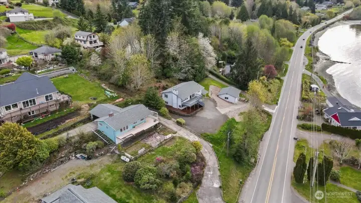 Detached garage and privacy from the neighbors.