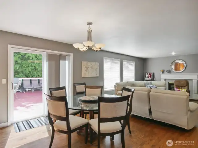 Dinning room is the daily gethering place for the happy family.