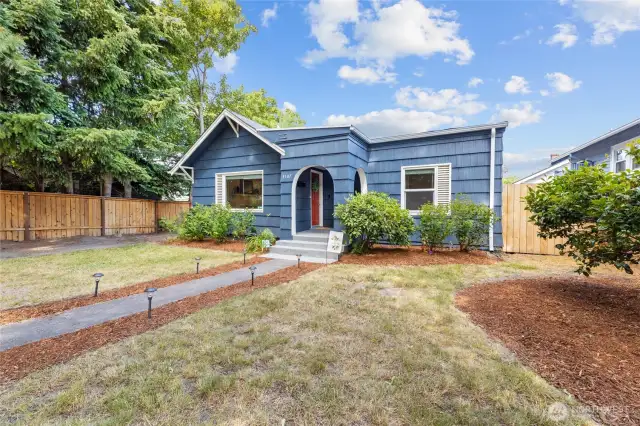 This adorable home in North Tacoma is walking distance to the Proctor District and close to the waterfront