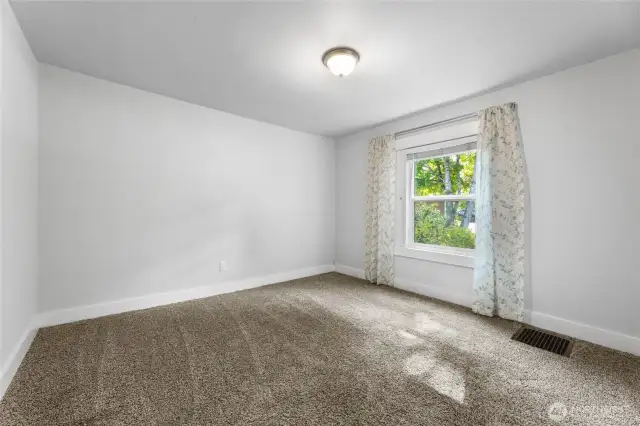 2nd bedroom with large walk-in closet
