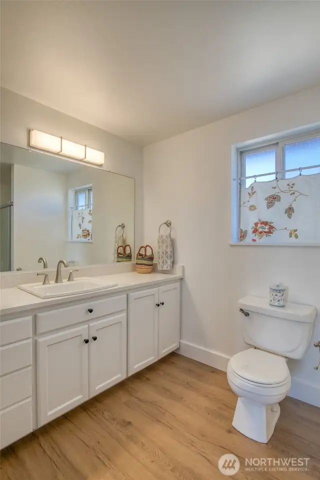 2nd Floor Full Bathroom