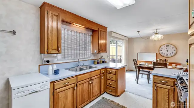 The kitchen’s vintage-inspired wall covering adds a touch of personality and timeless charm, creating a warm and appealing atmosphere