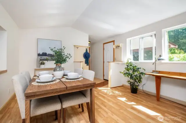 Dining room between kitchen and entry