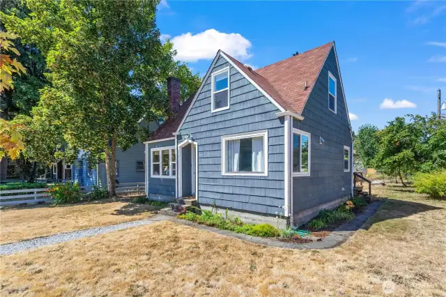 This home is an entertainers dream! An open main floor makes indoor parties a breeze, while the outdoor deck and yard allow for endless play and fun. Mature landscaping create shady spots for lounging on hot summer days. Commuting daily? You'll appreciate being next to freeway access and great amenities!