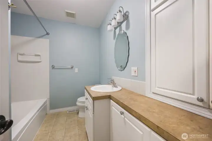 Full bath in hallway