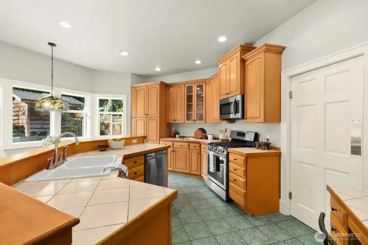 Kitchen w/ casual dining & backyard access