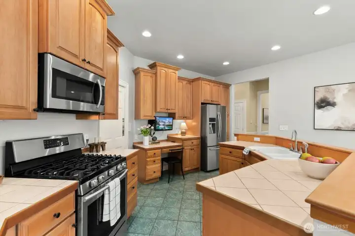 Kitchen w/ casual dining & backyard access