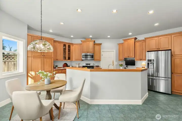 Kitchen w/ casual dining & backyard access