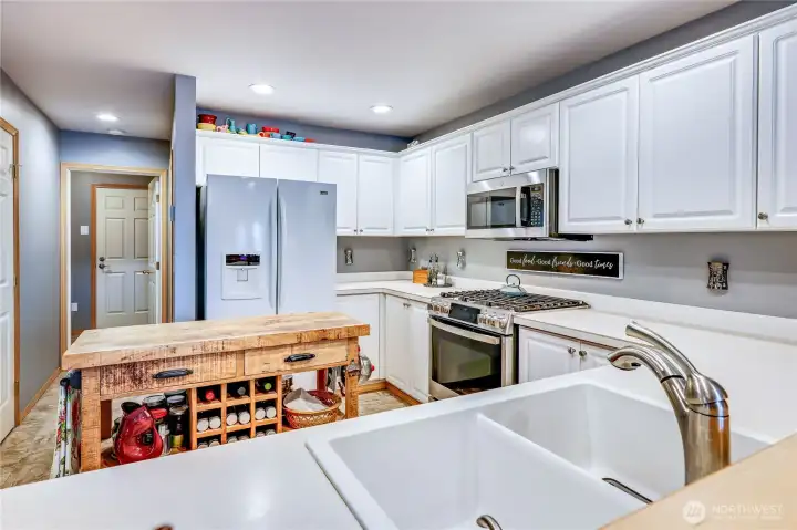 Roomy Kitchen with lots of Cabinetry - All Appliances Stay!