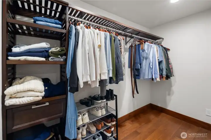 Spacious attached walk-in closet w/custom organizers.