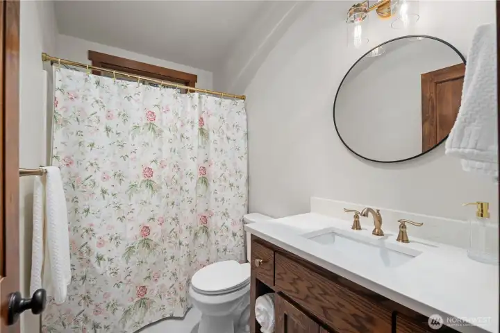 Upstairs Full Guest Bath, Tile & Quartz counters.
